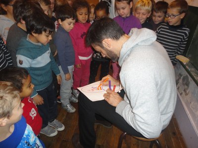 Gil Alma dessine sa basket.